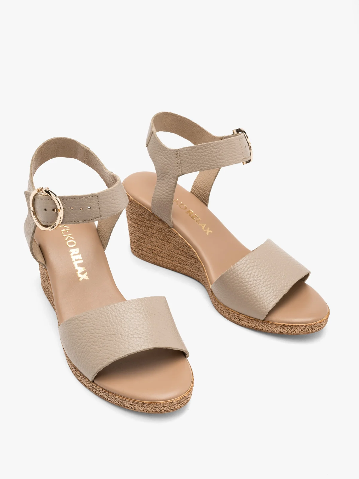 Beżowe sandały na koturnie