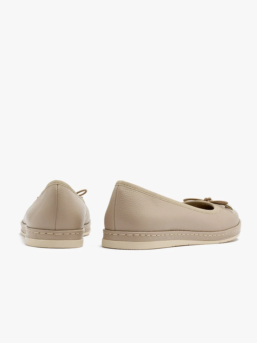 Beżowe baleriny z ozdobną kokardką