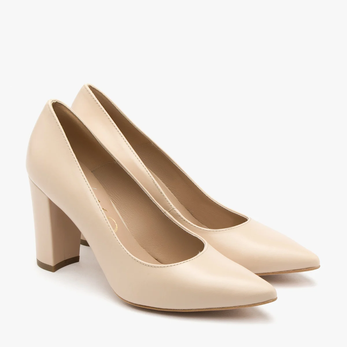 Beżowe czółenka na słupku