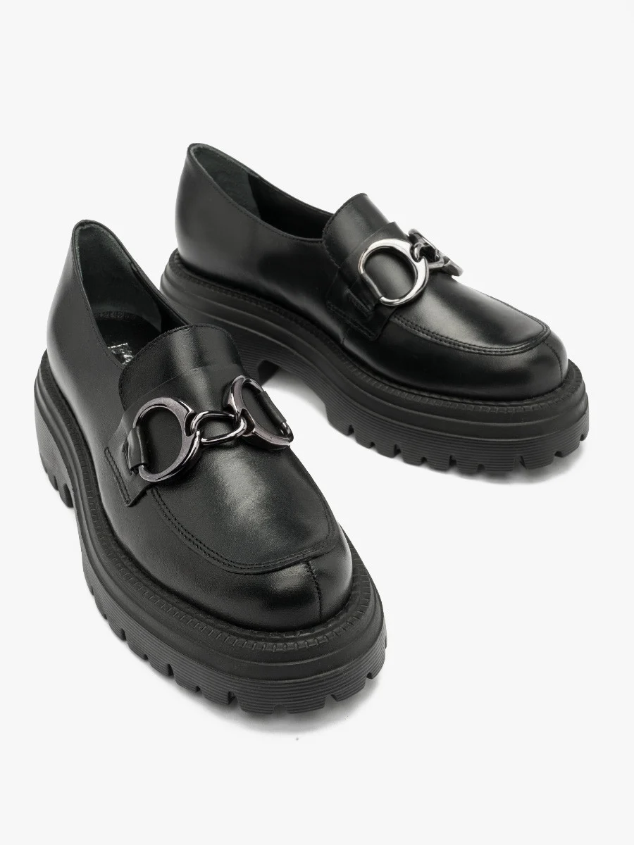 Czarne mokasyny z ozdobą na cholewce