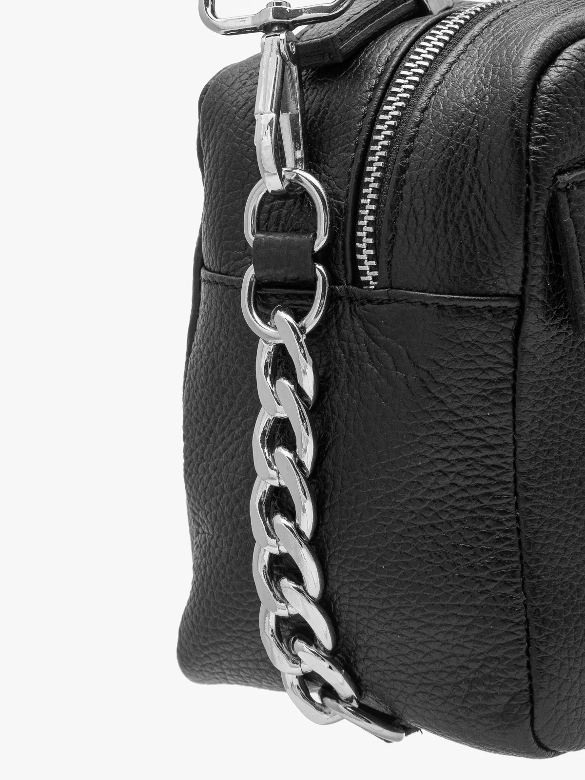 Czarna torebka średniej wielkości ze srebrnymi dodatkami