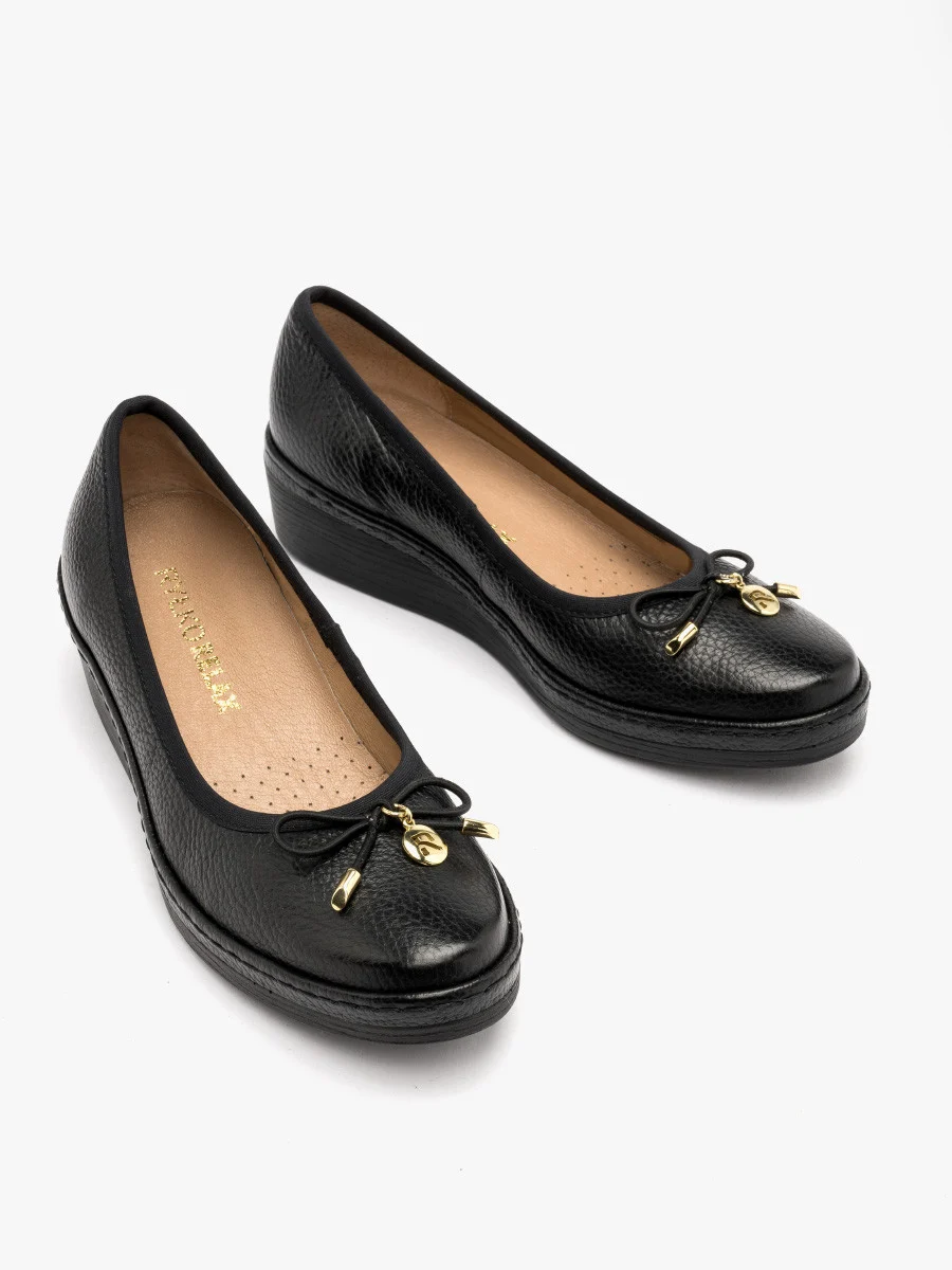 Czarne czółenka z ozdobną kokardą na cholewce