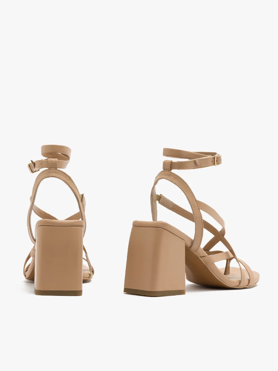 Beżowe sandały typu japonki na masywnym obcasie