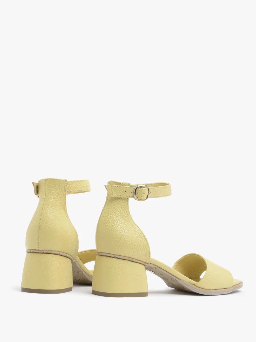 Żółte sandały na niskim obcasie
