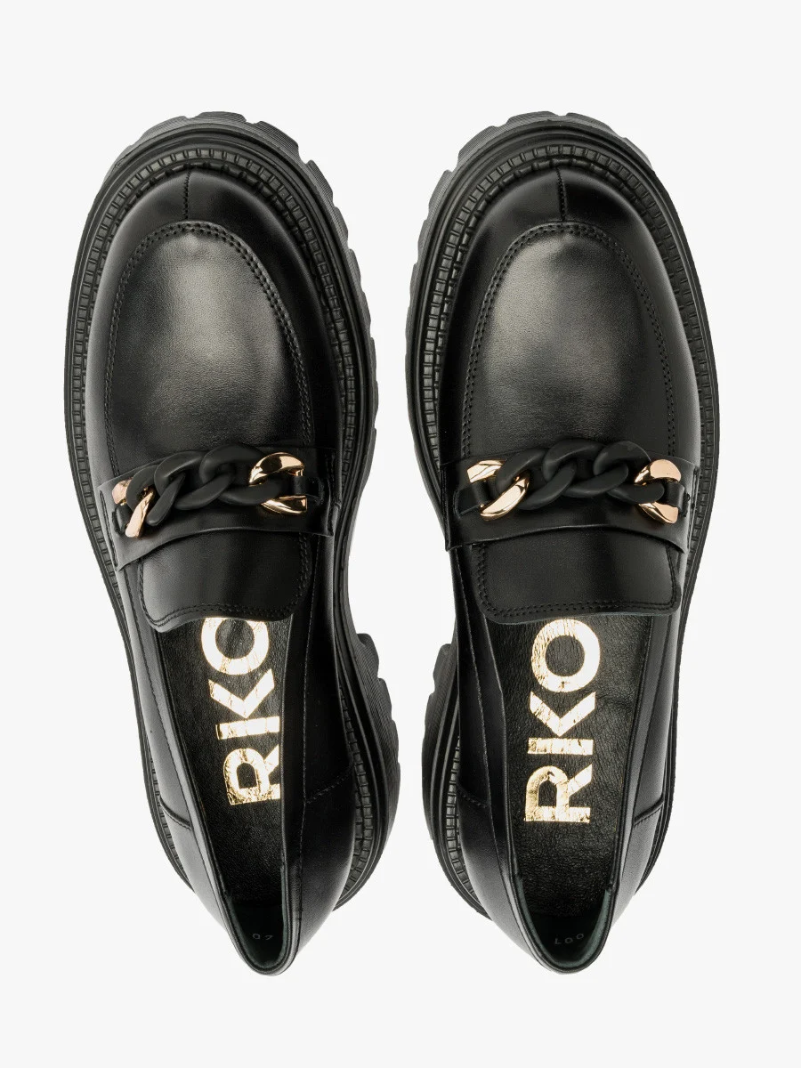 Czarne mokasyny z ozdobą na cholewce