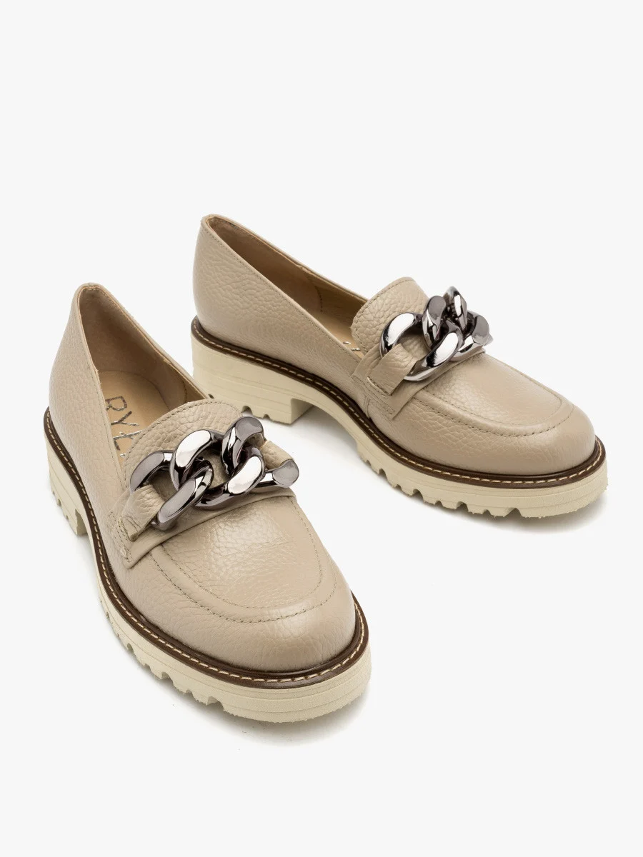 Beżowe mokasyny z ozdobnym łańcuchem