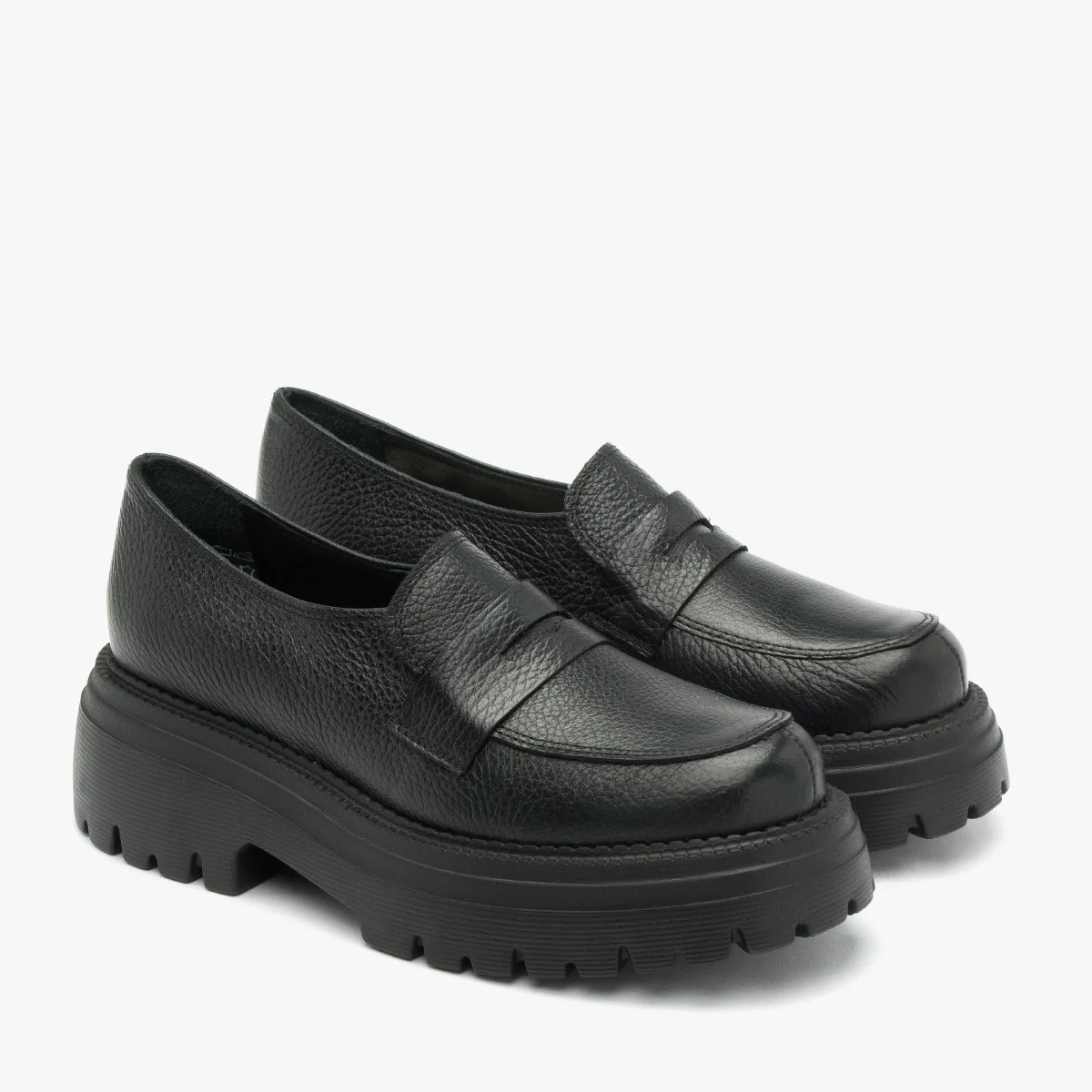 Czarne mokasyny na grubej podeszwie