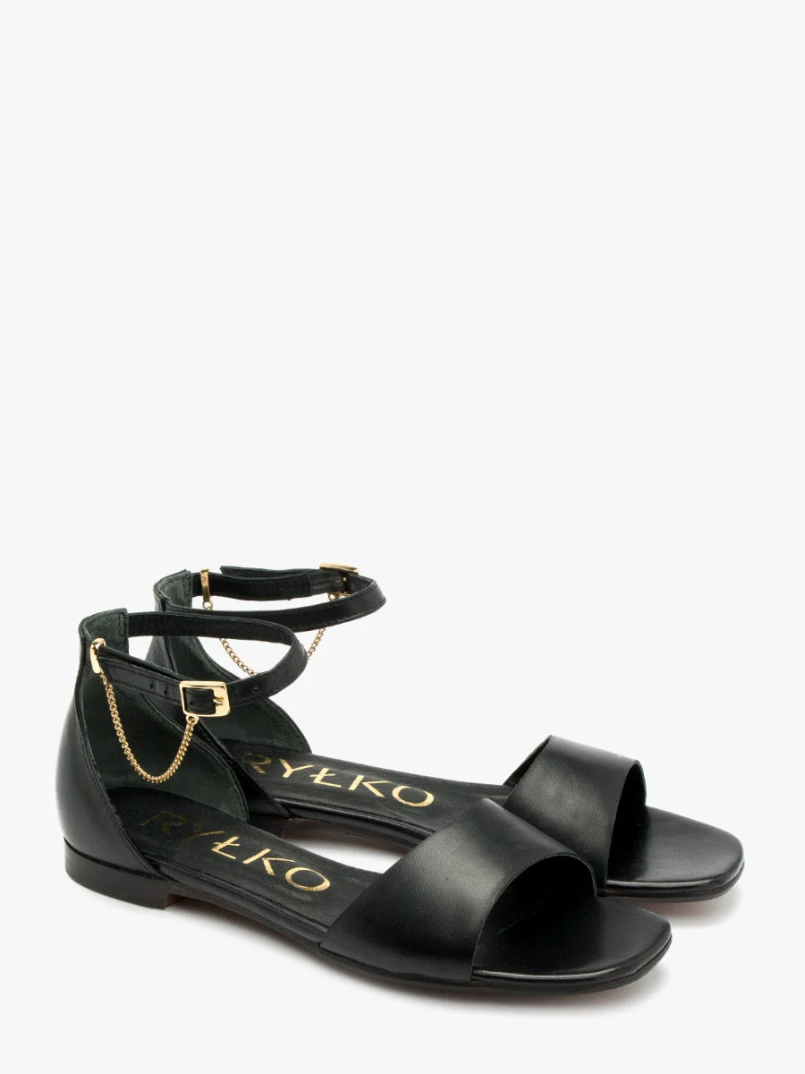 Czarne sandały ze złotym łańcuszkiem