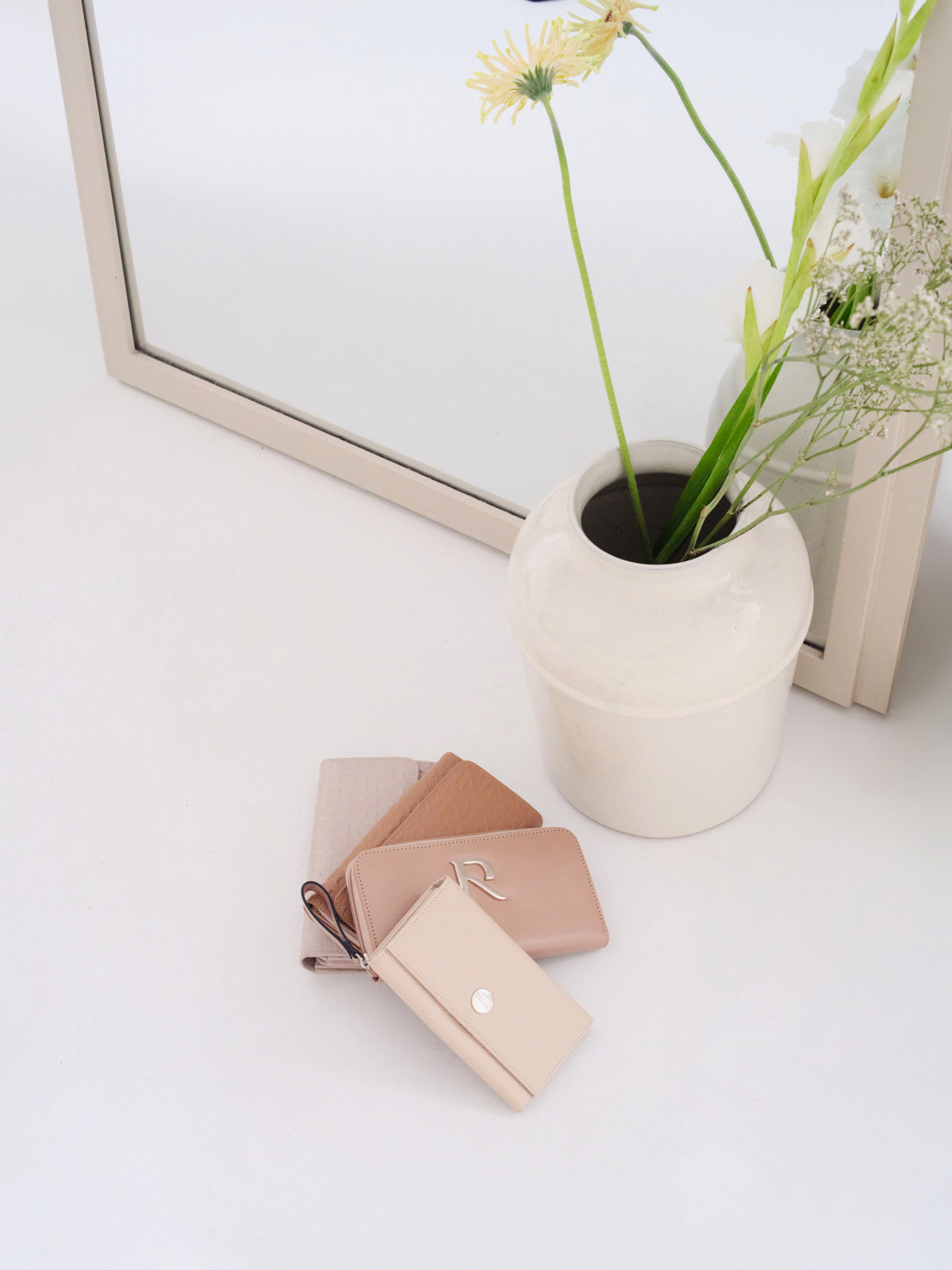 Beżowy portfel damski ze srebrnymi detalami