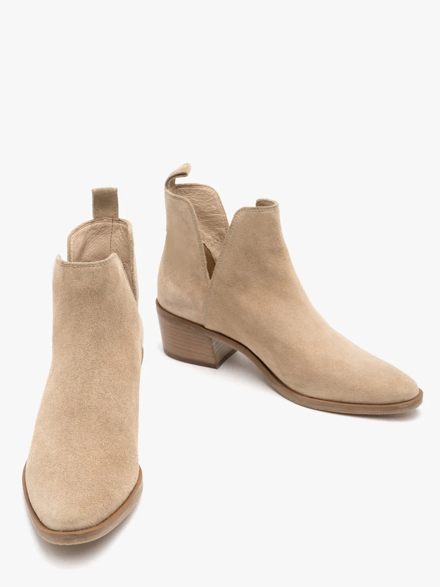 Piaskowe botki na niskim obcasie
