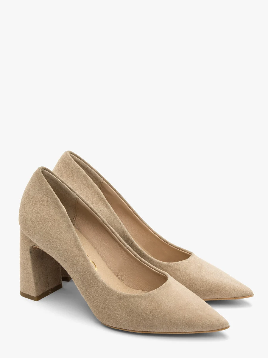 Beżowe czółenka na słupku