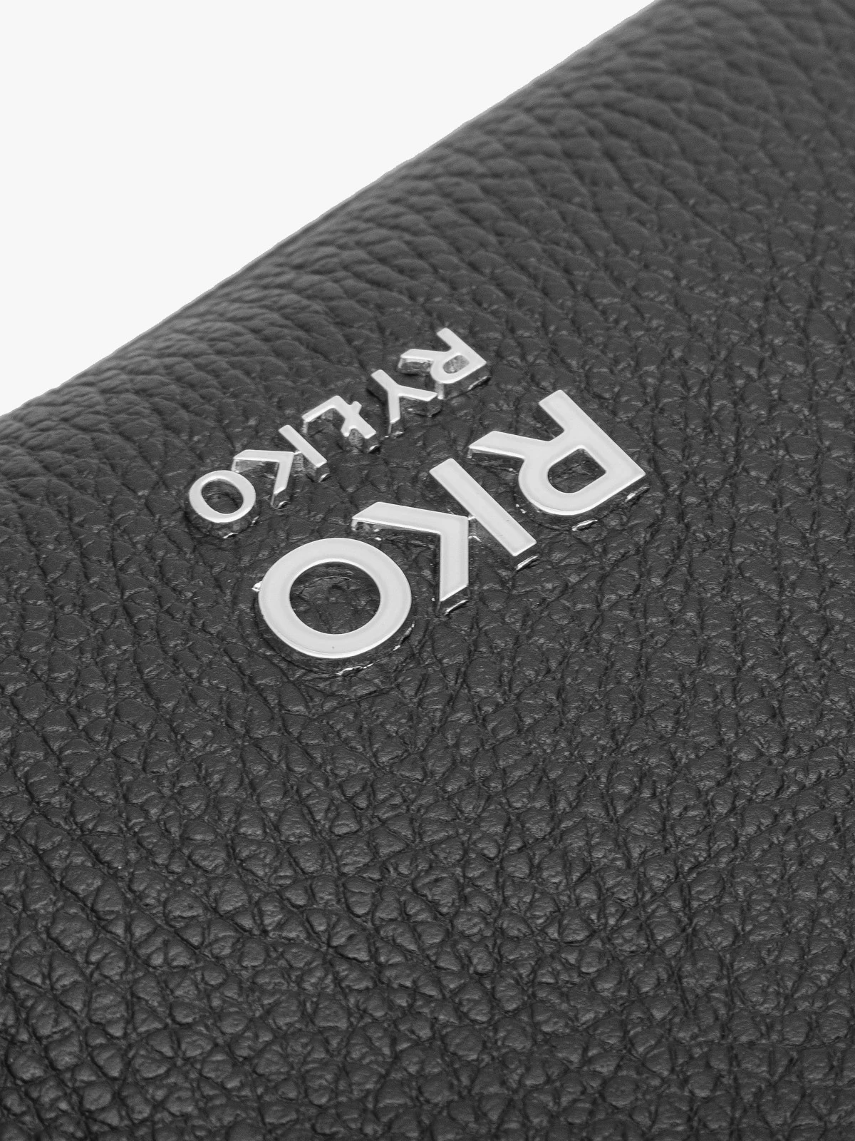 Czarna torebka średniej wielkości ze srebrnymi dodatkami