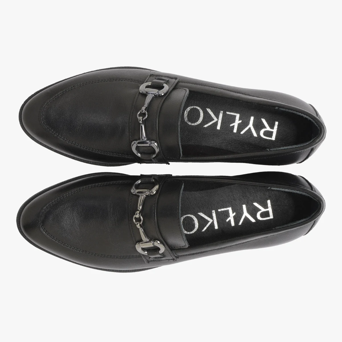 Czarne mokasyny z ozdobą na cholewce