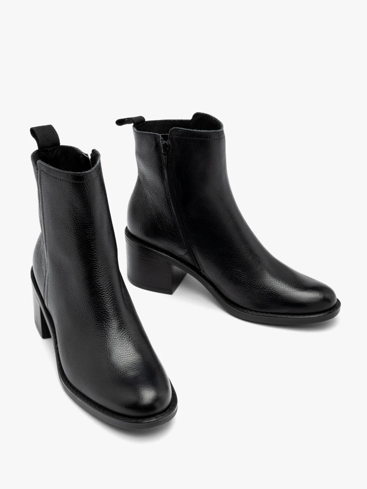 Czarne botki na obcasie z cholewką o prostym kroju