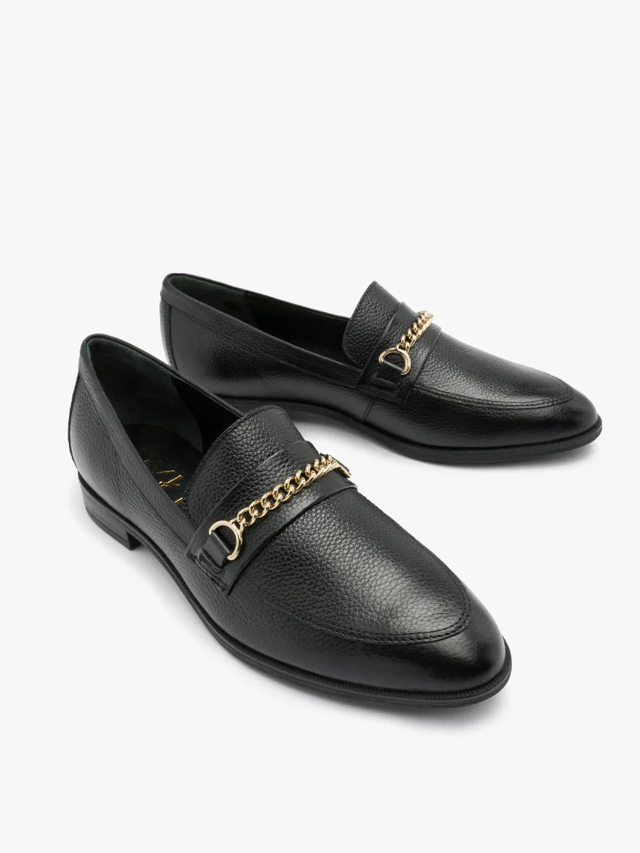 Czarne mokasyny z ozdobnym łańcuszkiem