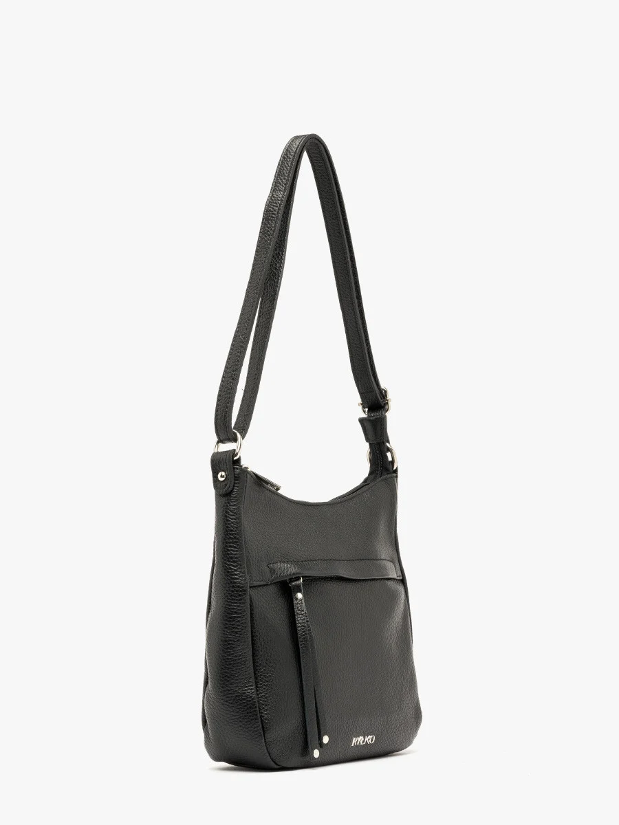 Czarna torebka średniej wielkości