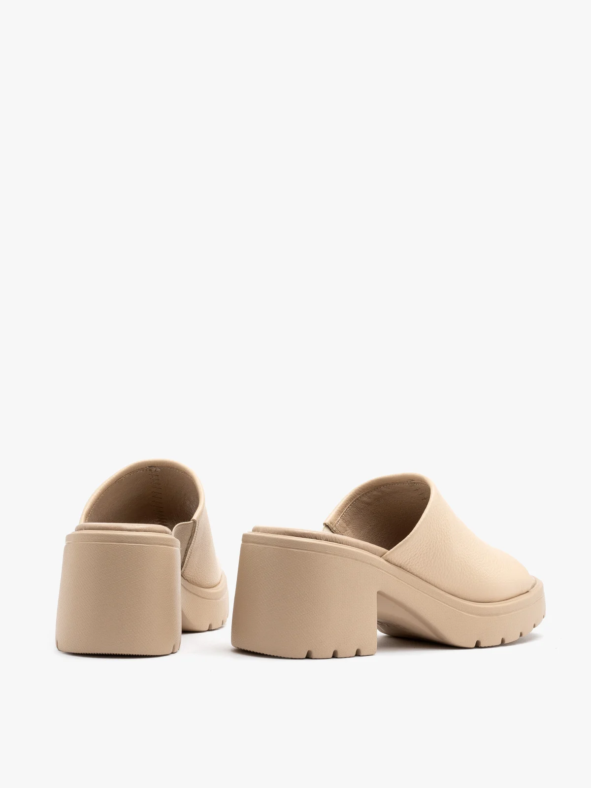 Beżowe klapki na lekkiej platformie