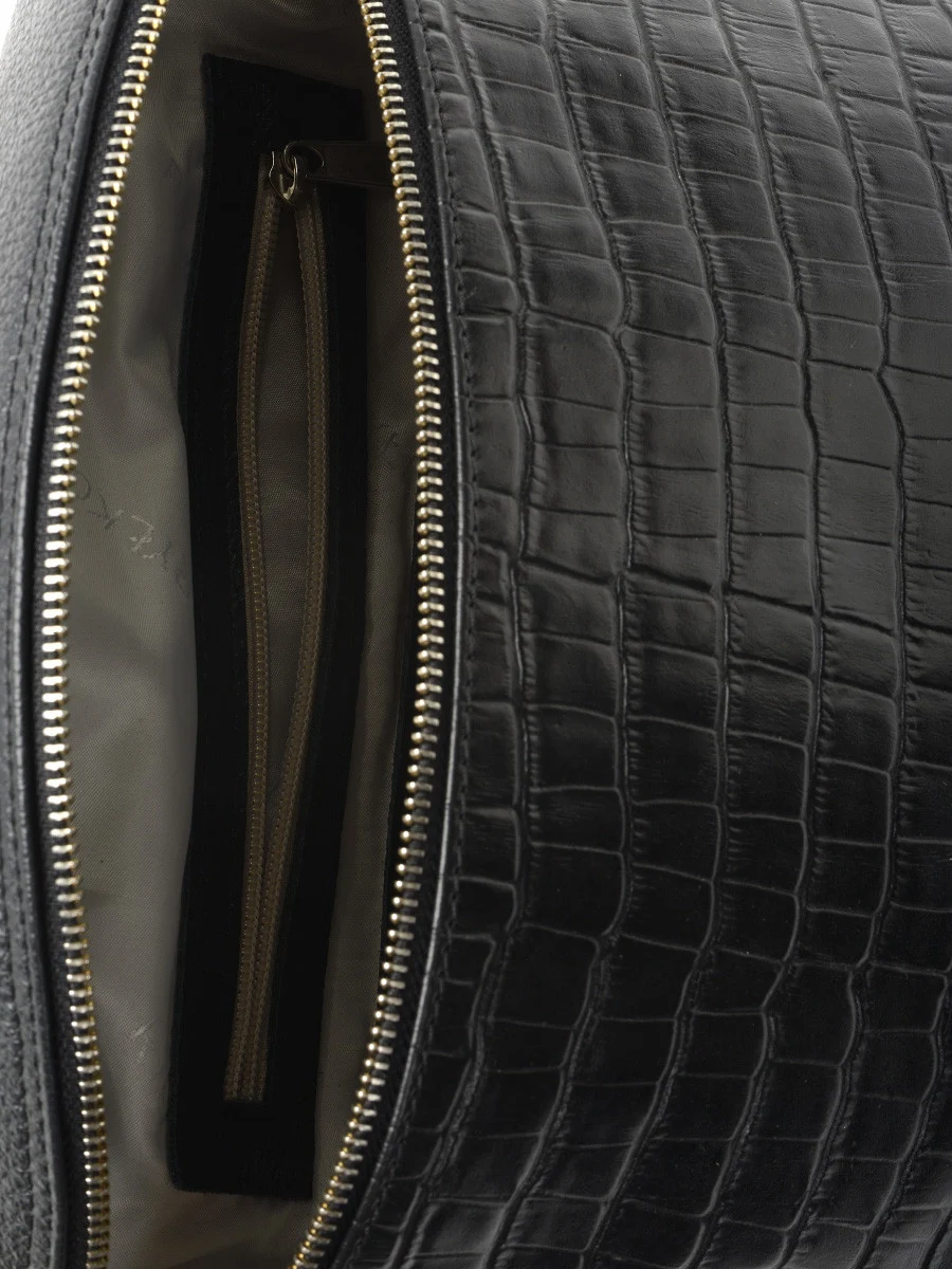 Czarna torebka typu nerka