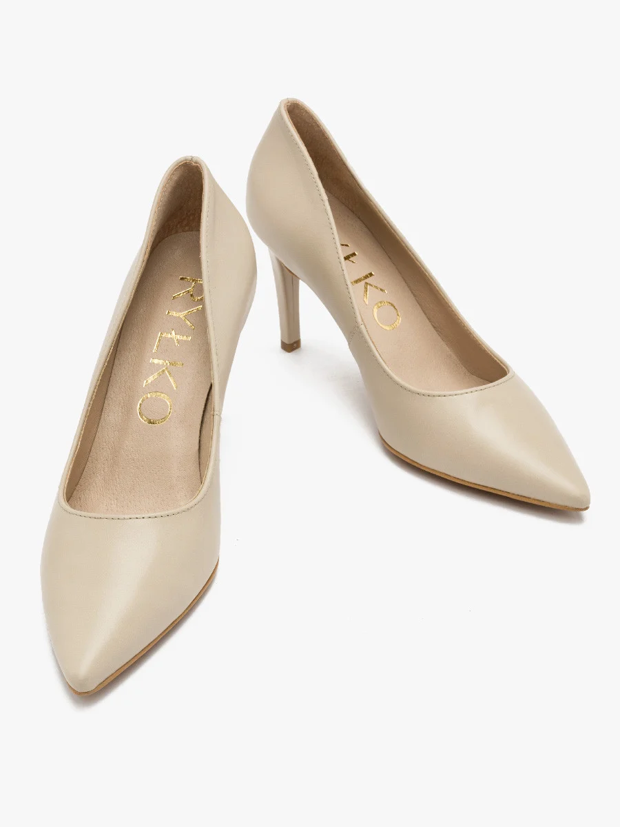 Czółenka w kolorze beżowym na szpilce