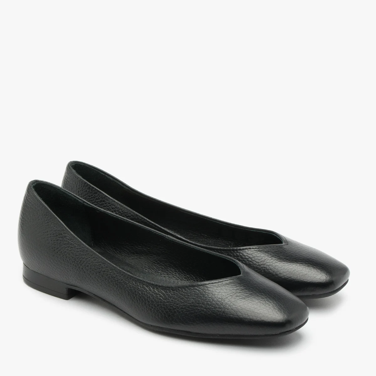 Czarne baleriny z ozdobnym wycięciem na cholewce