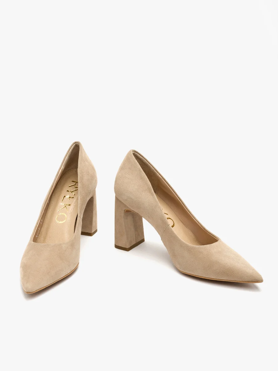 Beżowe czółenka na słupku