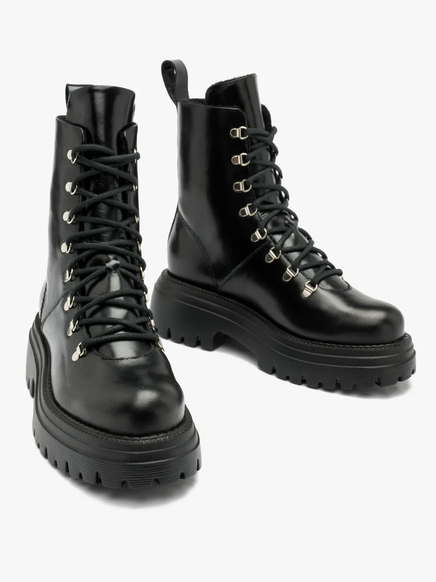 Czarne ocieplane kożuchem naturalnym trzewiki damskie na grubej podeszwie