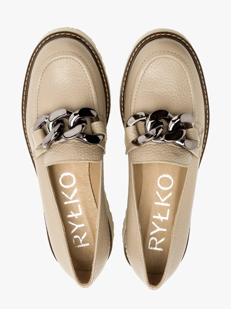Beżowe mokasyny z ozdobnym łańcuchem