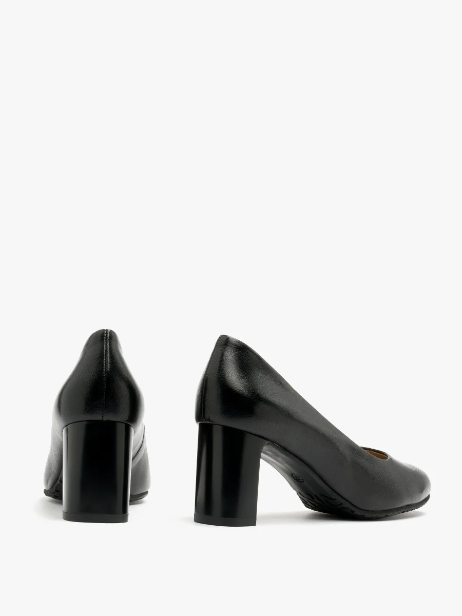 Czarne czółenka na słupku