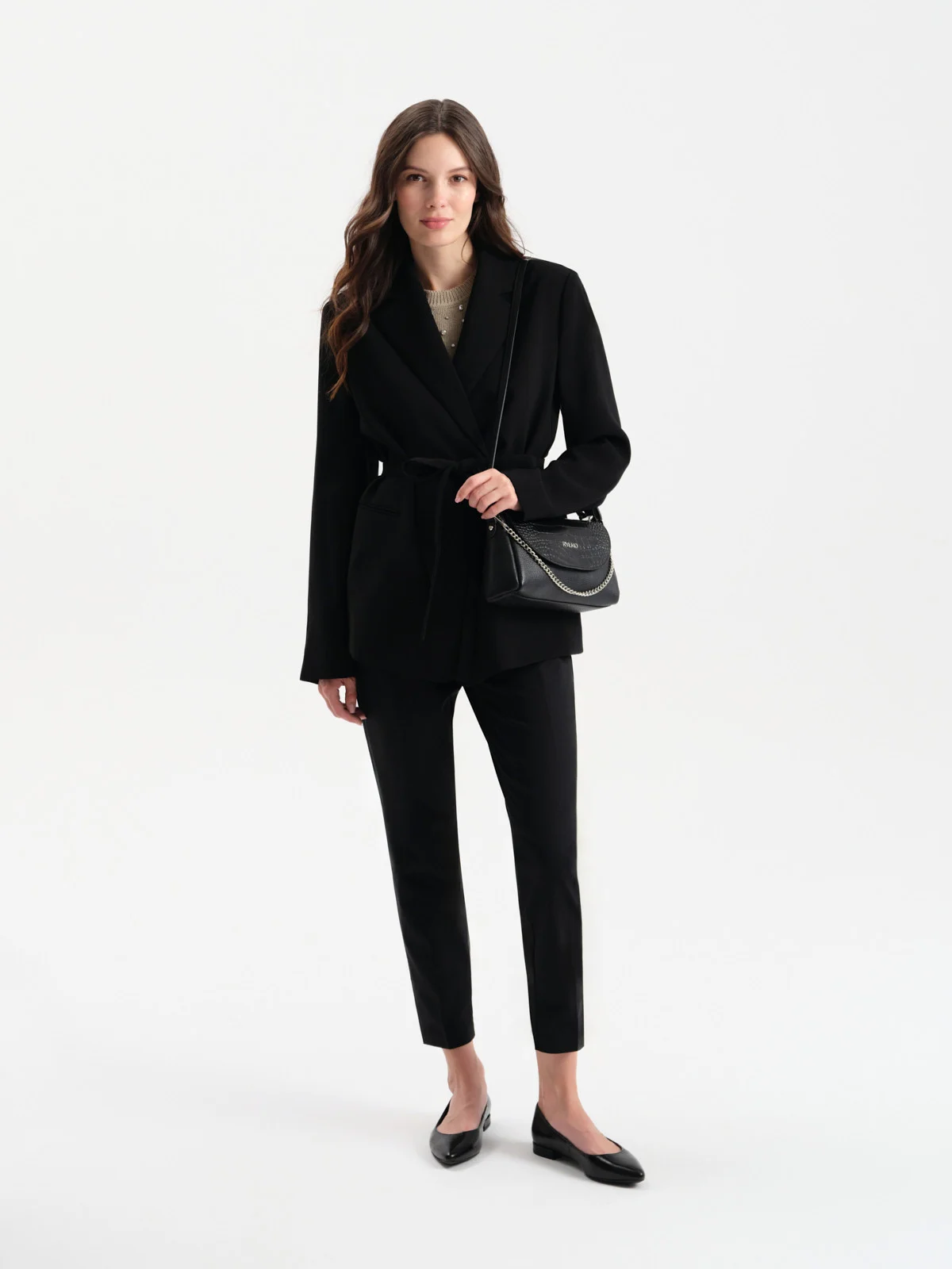 Czarna balerina z noskiem w szpic na niskim obcasie