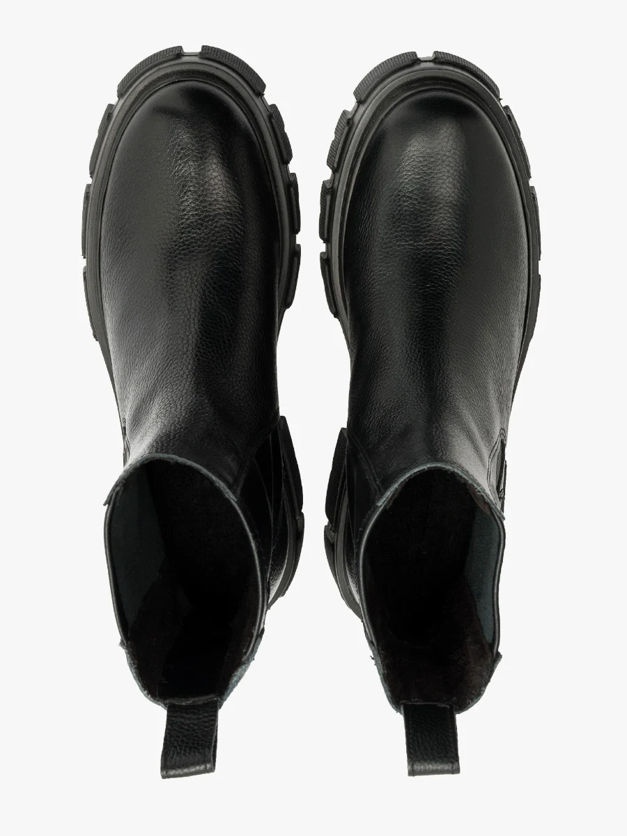 Czarne sztyblety na grubej podeszwie