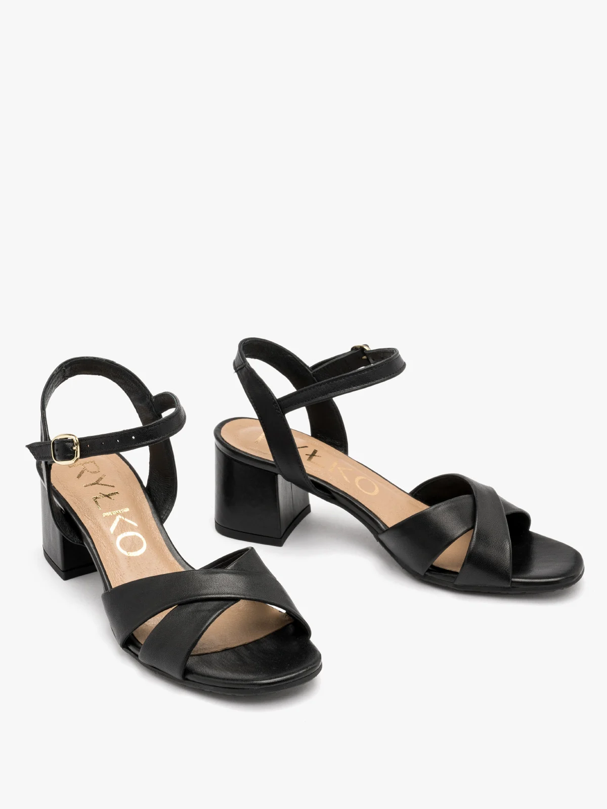 Czarne sandały z ozdobną cholewką