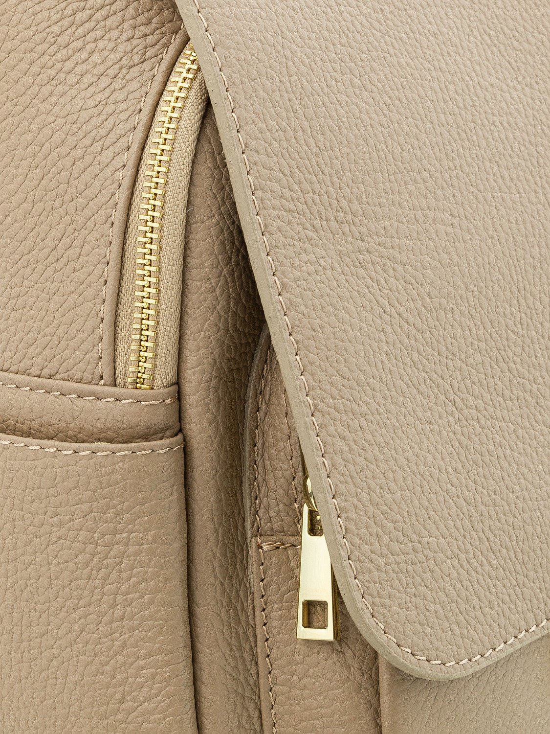 Ciemnobeżowy plecak ze złotymi elementami