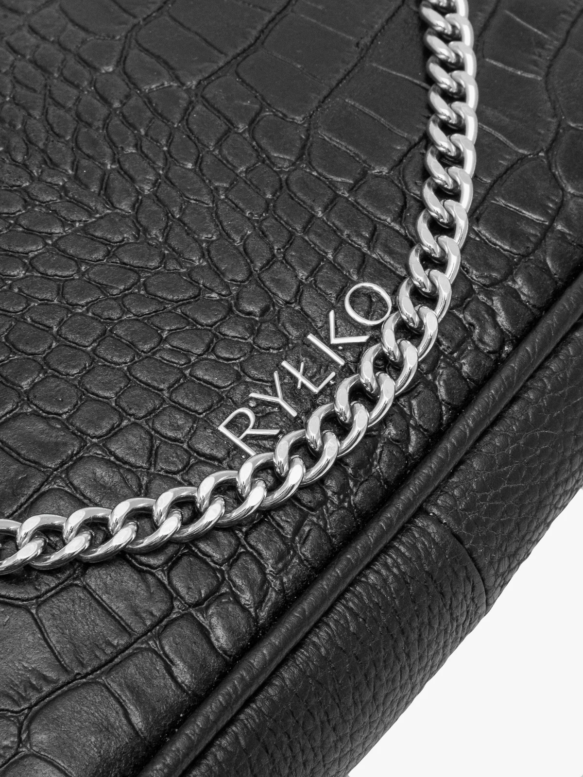 Czarna torebka w zwierzęcy deseń z łańcuszkiem