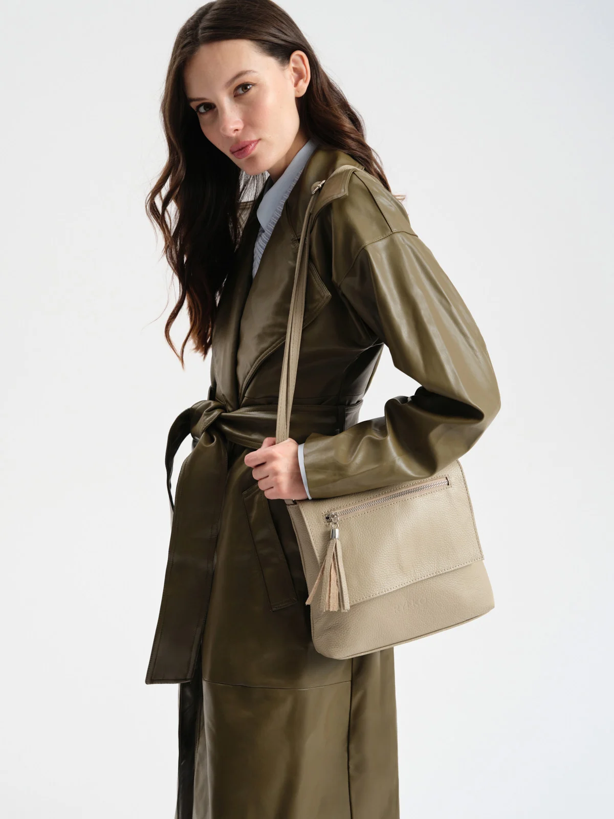 Ciemnobeżowa torebka listonoszka średniej wielkości