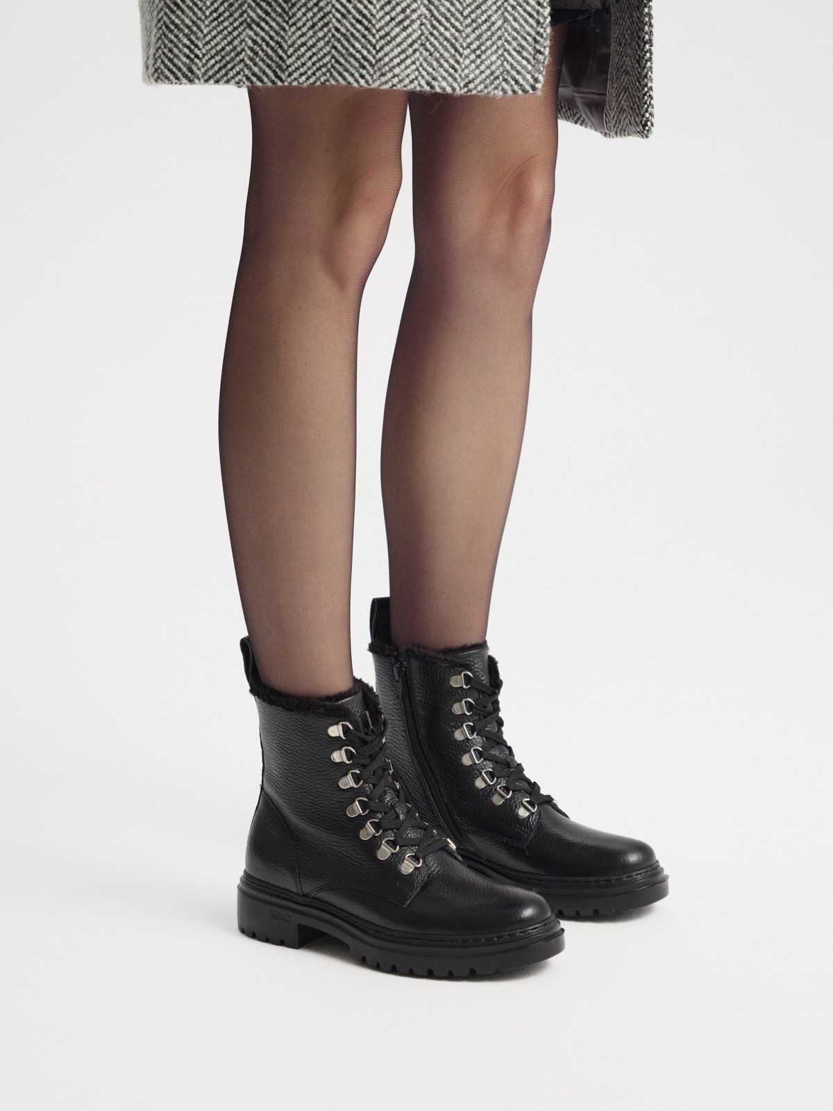 Czarne trzewiki damskie z ozdobnymi hakami