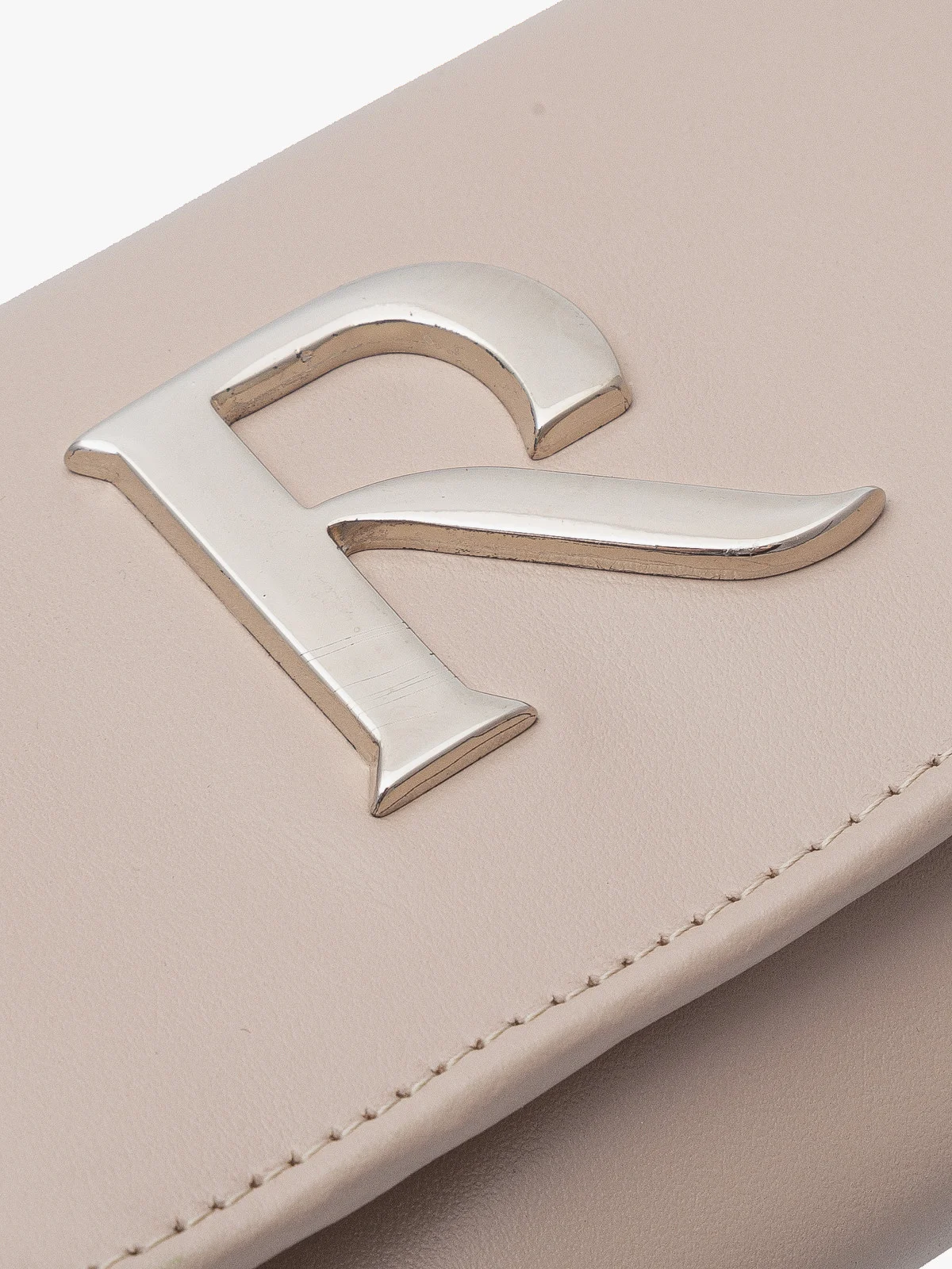 Beżowy portfel damski ze srebrnymi detalami