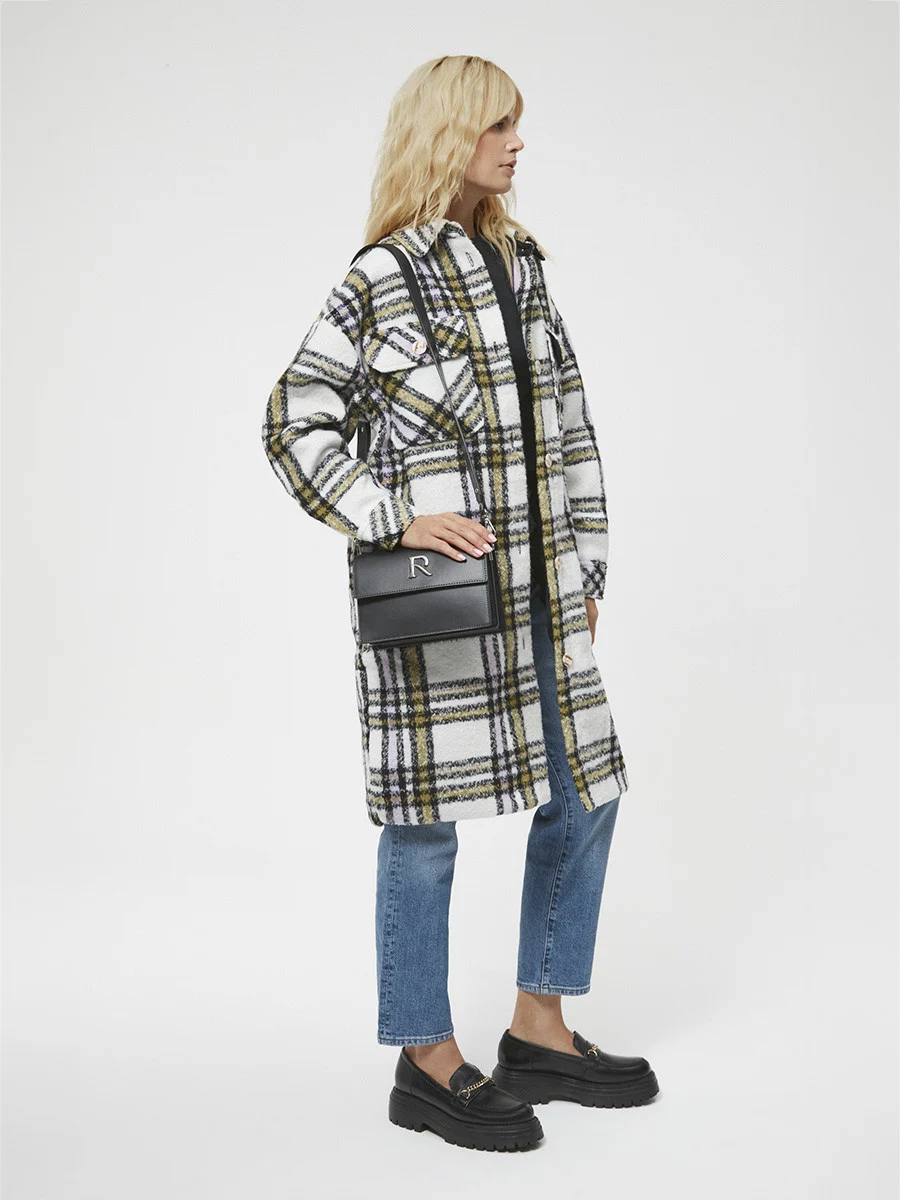 Czarne mokasyny ze złotym łańcuszkiem