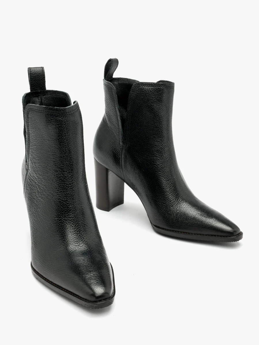 Czarne botki z ozdobną cholewką