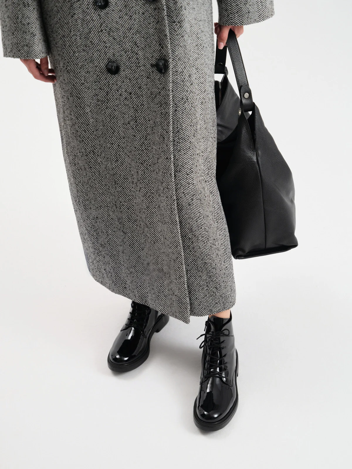 Lakierowane trzewiki damskie na lekkim spodzie