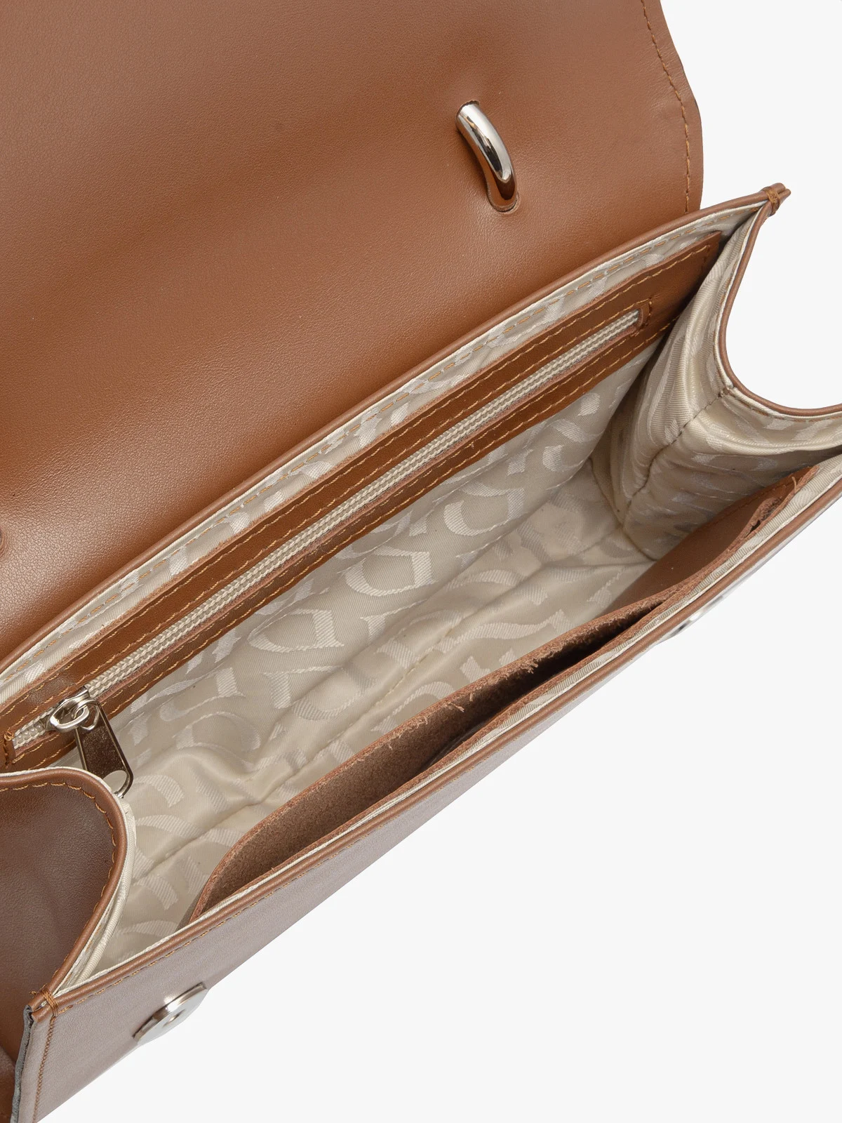 Brązowa torebka typu kopertówka na srebrnym łańcuszku