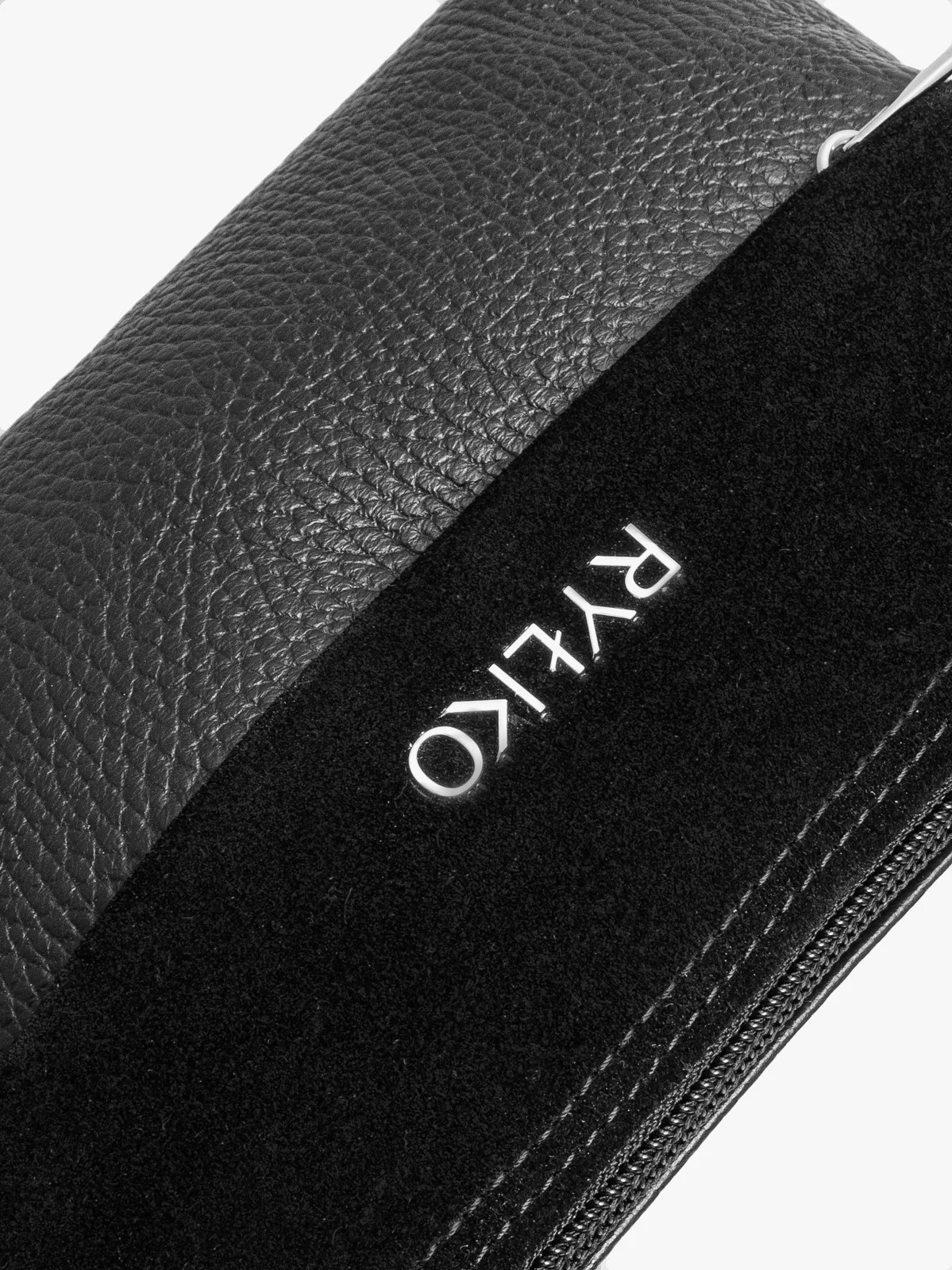 Mała, czarna torebka na pasku z taśmy