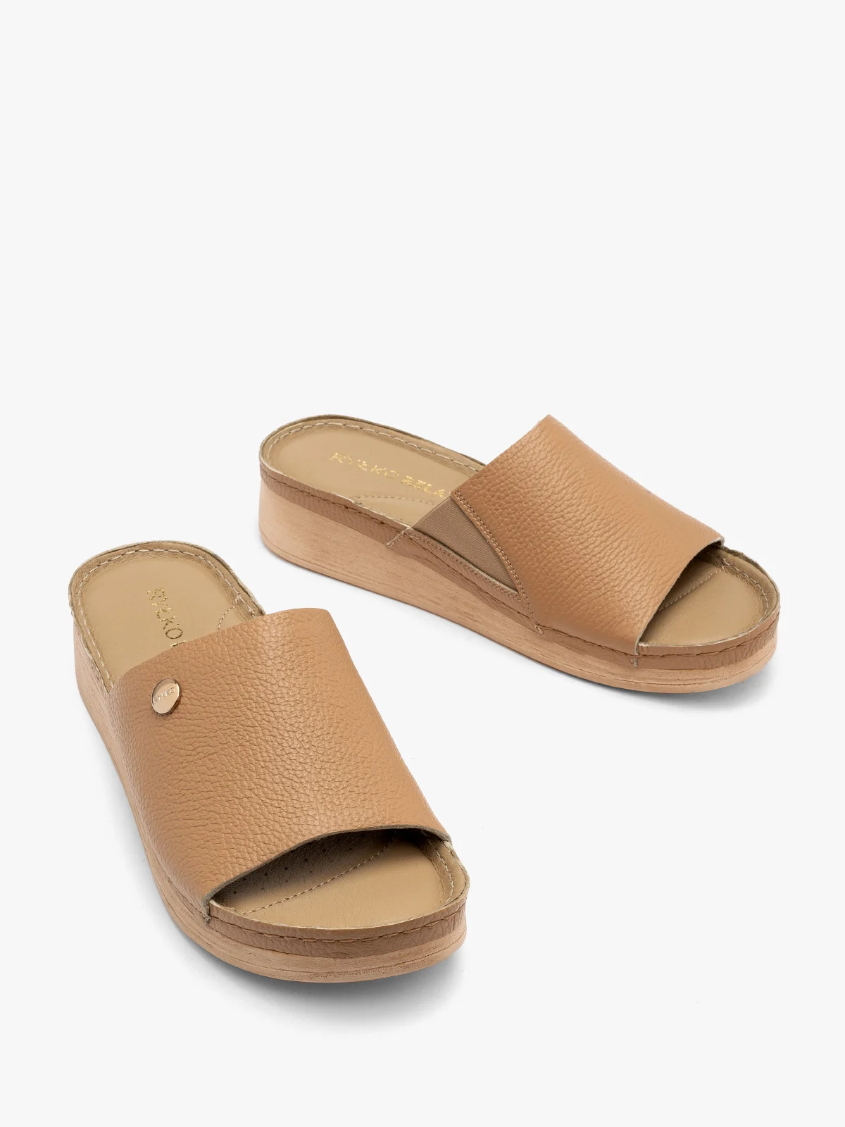 Ciemnobeżowe klapki na niskiej platformie