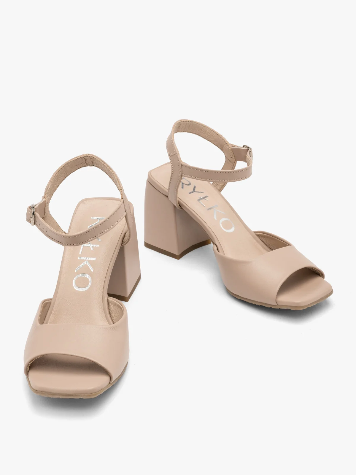 Beżowe sandały na masywnym słupku