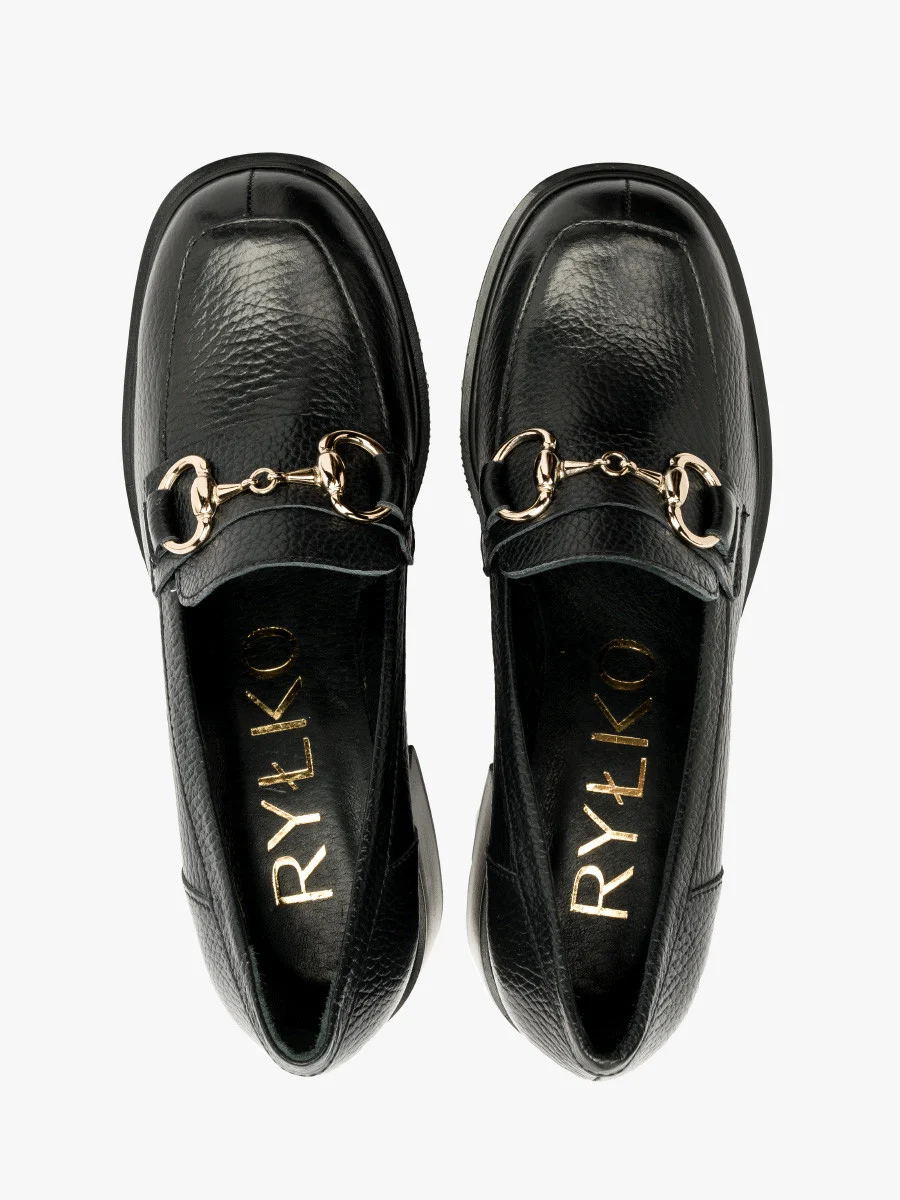 Czarne mokasyny z platynową ozdobą na cholewce