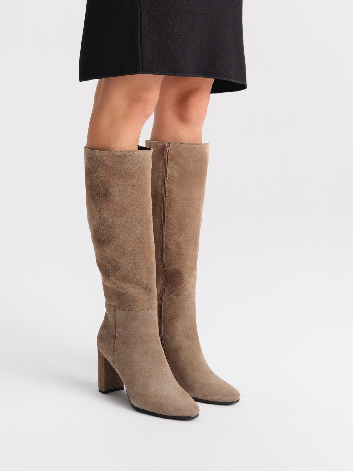 Piaskowe kozaki damskie na słupkowym obcasie