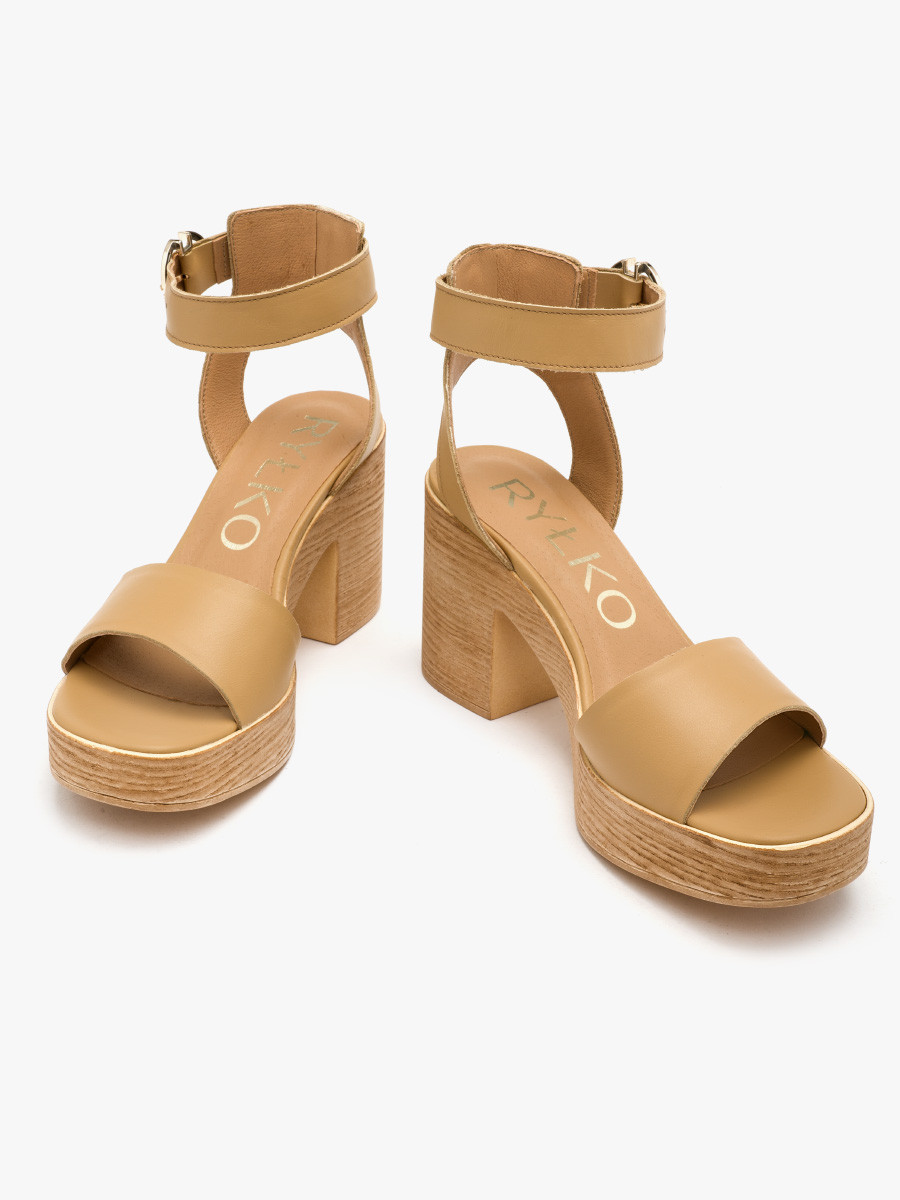 Beżowe sandały na balu