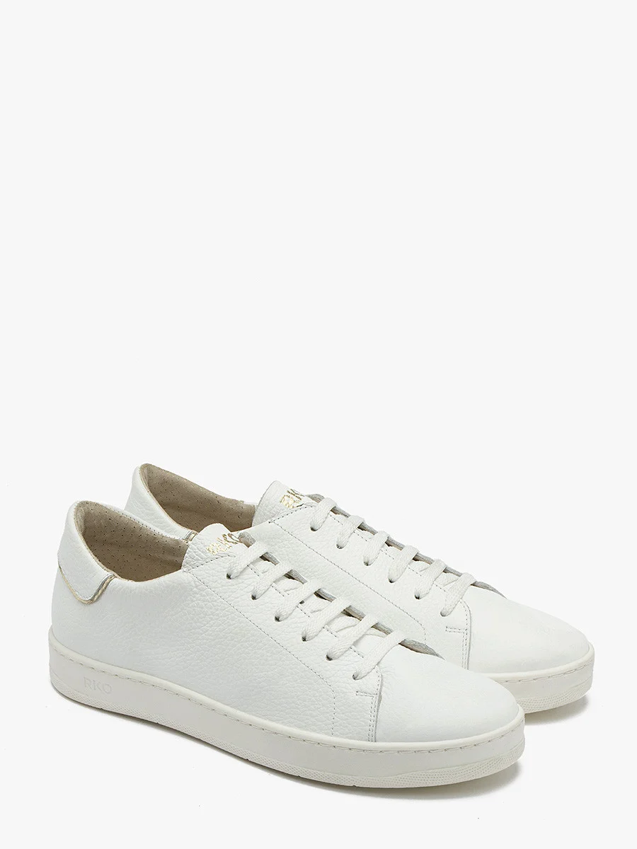 Białe półbuty sportowe ze złotymi elementami