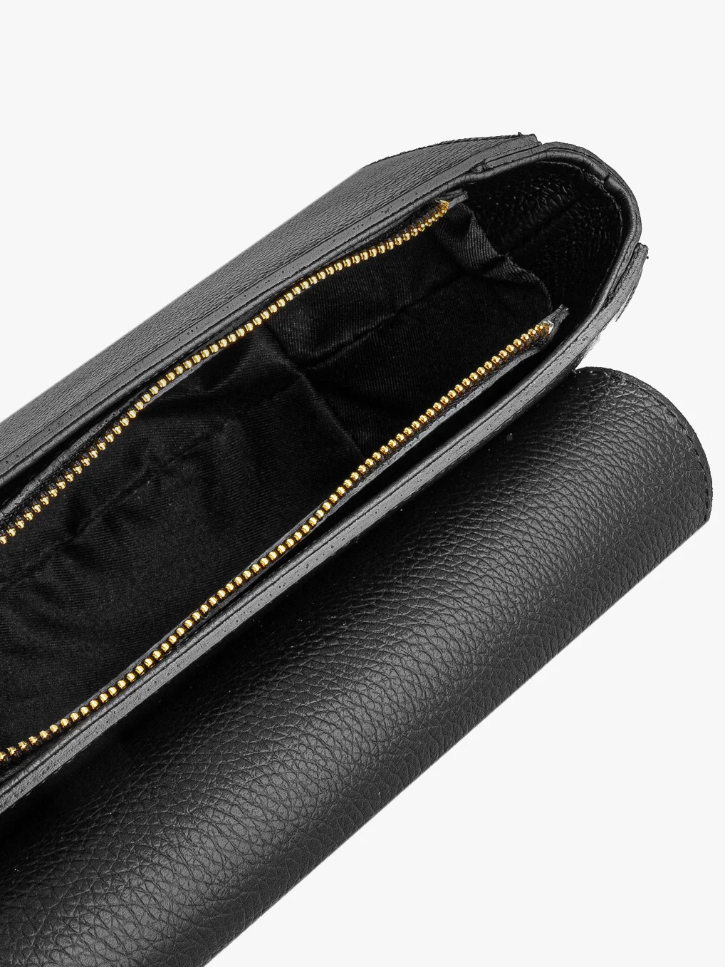 Czarna torebka średniej wielkości