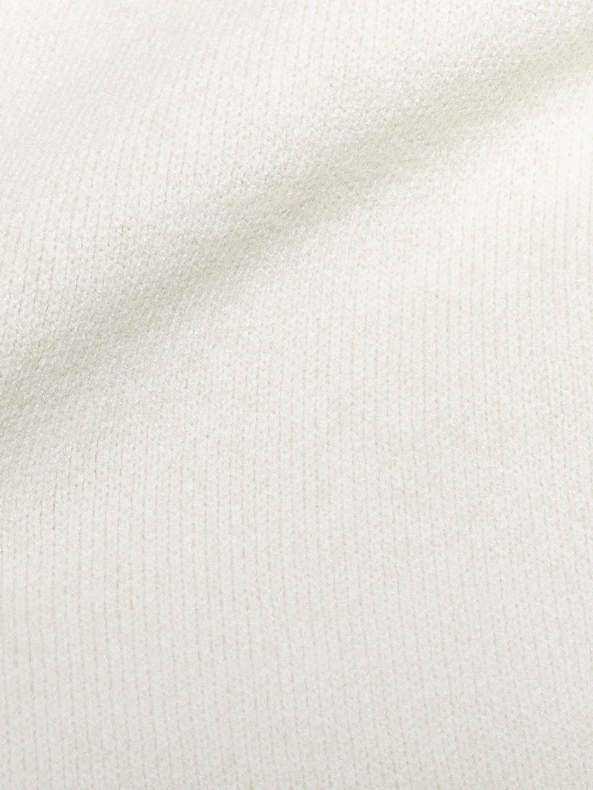 Czapka i szalik wykonane z elastycznej tkaniny z domieszką wełny w kolorze kremowym