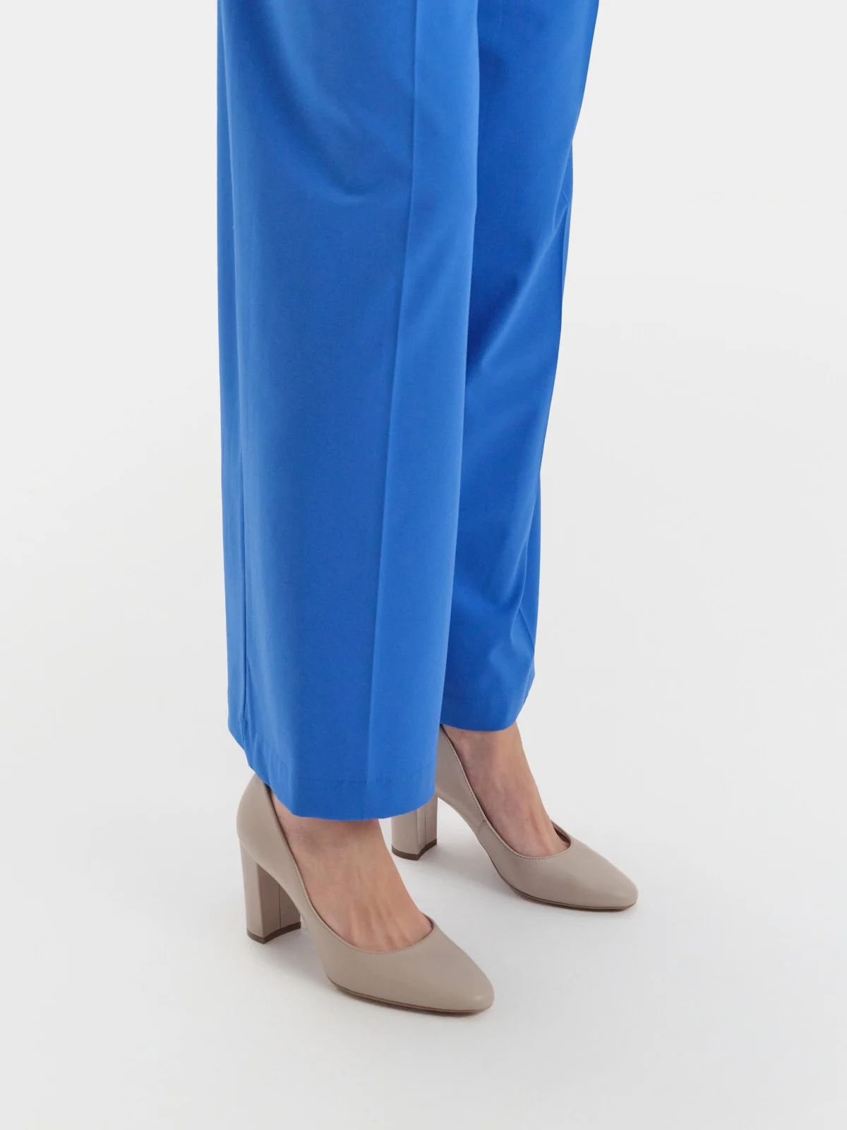 Czółenka na słupku w kolorze beżowym